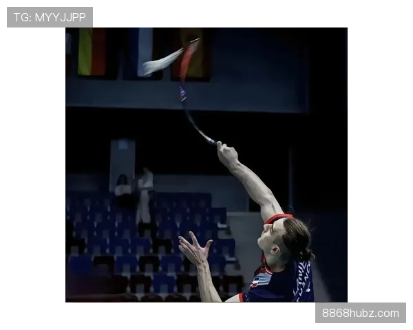 李梓嘉训练室里带个好几百万的球拍，普通人感觉拿着都能挥出金光闪闪了！