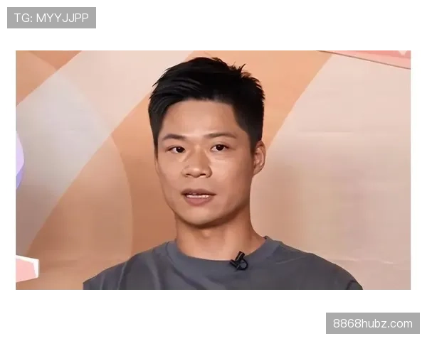 苏炳添打卡小区早餐摊，旁边那辆车比我月收入还贵